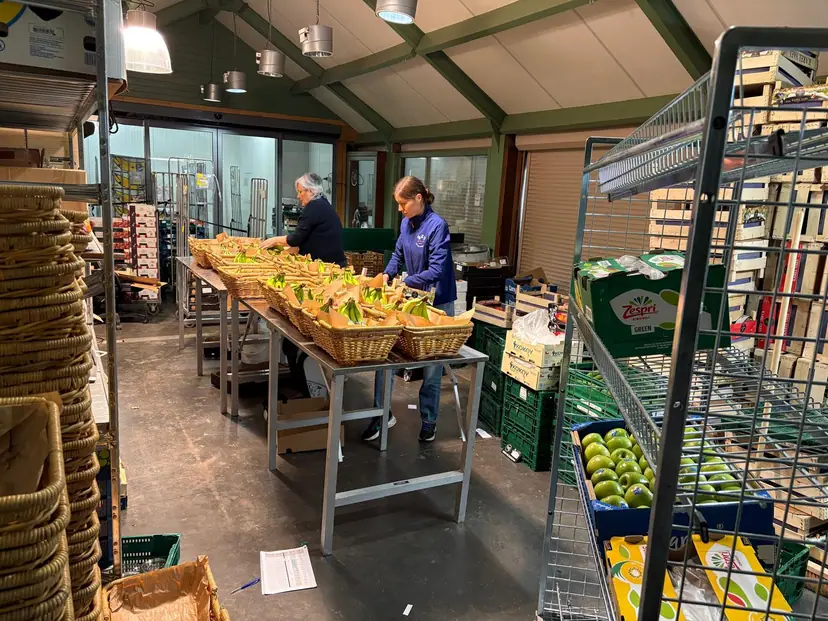 Ann en een collega maken de manden klaar in het atelier